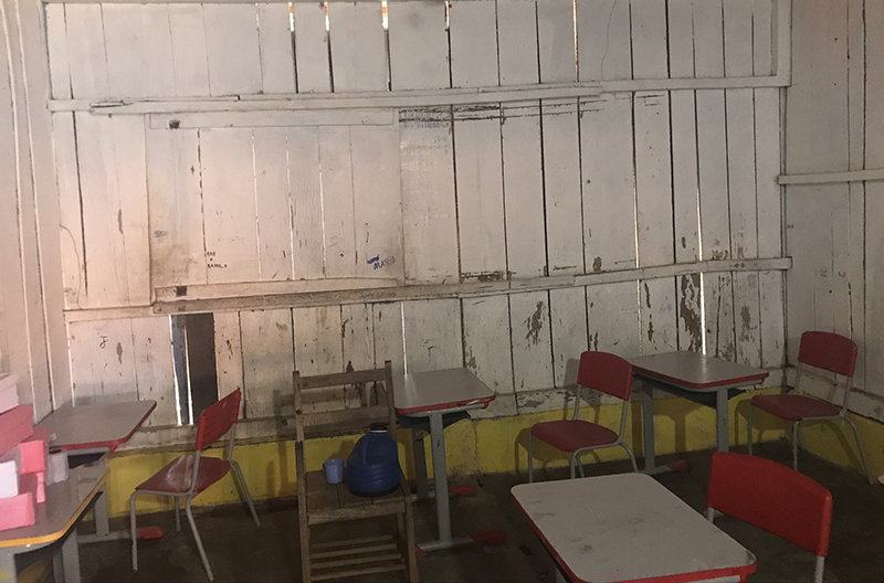 Escola possui estrutura de madeira, inadequada para os padrões atuais de construção.