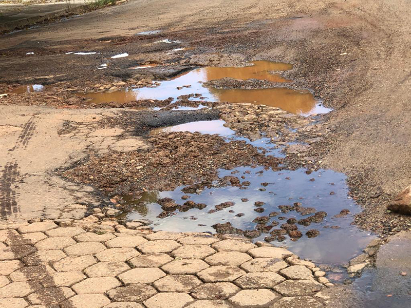 Prefeitura utilizou material inadequado para conserto de vias públicas. Prefeitura utilizou material inadequado para conserto de vias públicas.