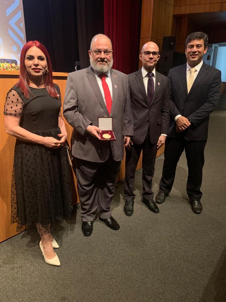 PGJ César Mattar Jr. posa com a medalha PGJ César Mattar Jr. posa com a medalha