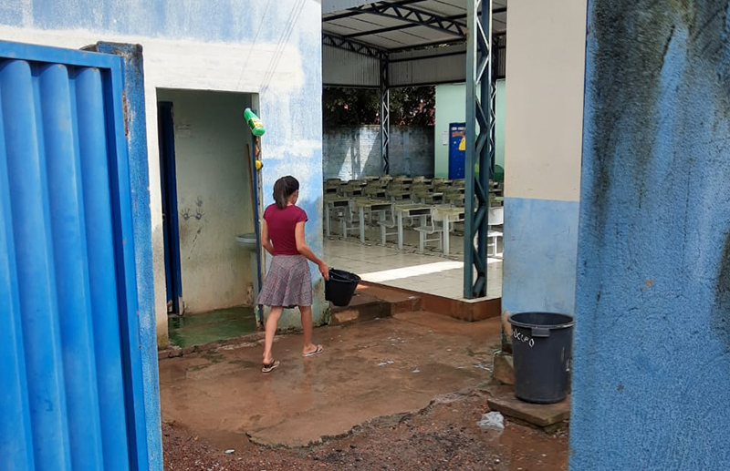 Falhas no piso da escola podem causar acidentes às crianças Falhas no piso da escola podem causar acidentes às crianças