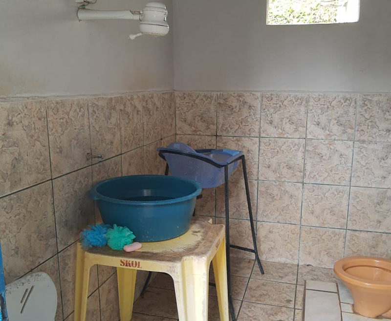 Creche Municipal possui banheiros impróprios para uso. Na foto, bacia colocada em mesa de plástico é utilizada como banheira para bebês e vaso sanitário não possui assento. Creche Municipal possui banheiros impróprios para uso. Na foto, bacia colocada em mesa de plástico é utilizada como banheira para bebês e vaso sanitário não possui assento.
