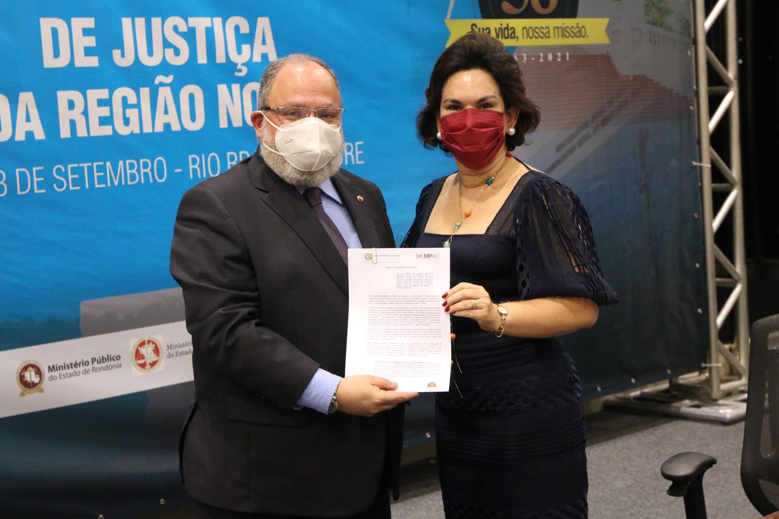 Ao final os membros assinaram uma Carta de Adesão para que os produtos lançados durante o encontro (Observatório de Violência de Gênero e feminicidômetro), possam ser implementados, com as devidas adaptações, nos Ministérios Públicos da Região. Ao final os membros assinaram uma Carta de Adesão para que os produtos lançados durante o encontro (Observatório de Violência de Gênero e feminicidômetro), possam ser implementados, com as devidas adaptações, nos Ministérios Públicos da Região.